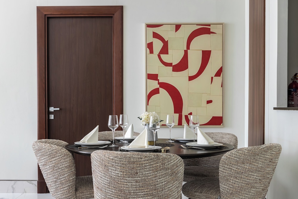 SIMPLY COMFORT Urban Chic Suites in J One Tower City & Canal Views