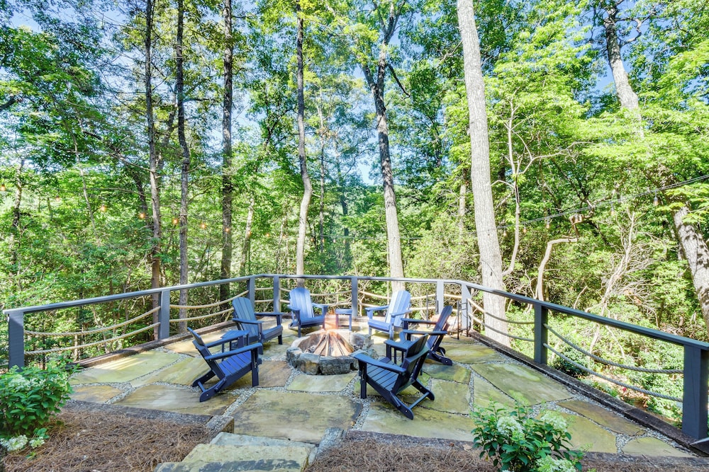 Fish, Hike & Swim: Lake Burton Retreat w/ Hot Tub!