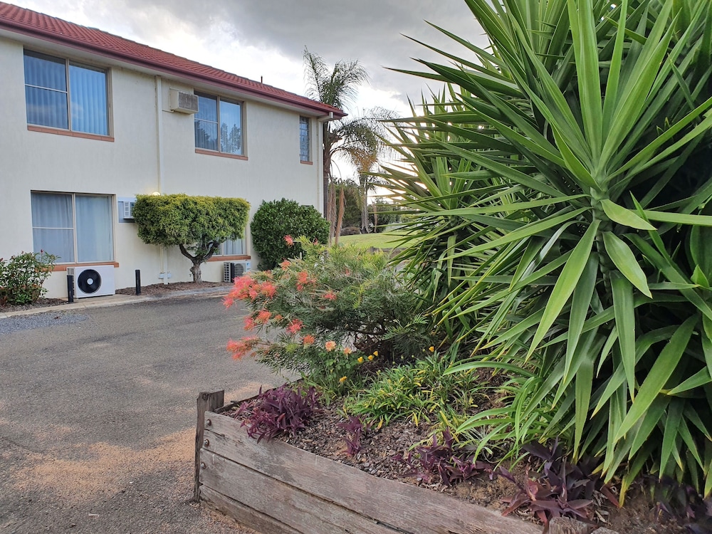 McNevin's Warwick Motel