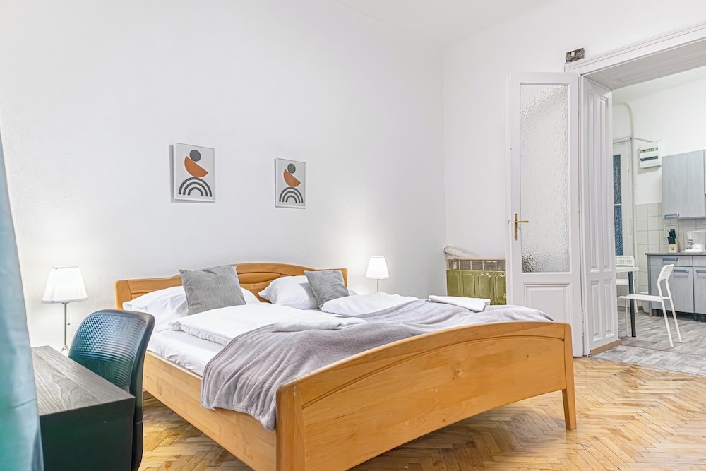 3 Apartments For 16 Near Lugner