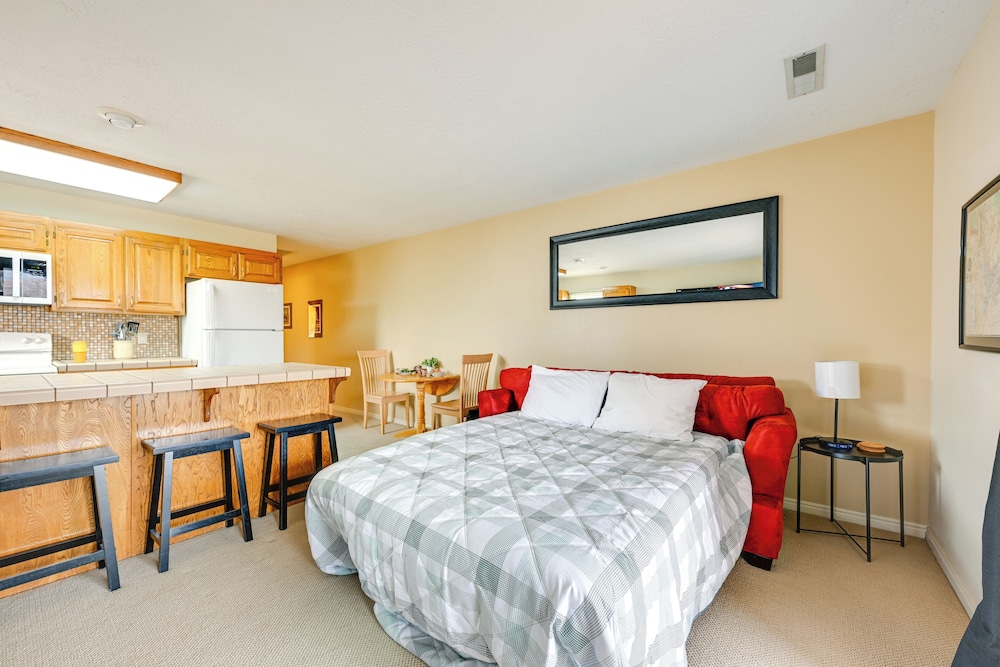 Las Palmas Condo w/ Pool Access in St George!