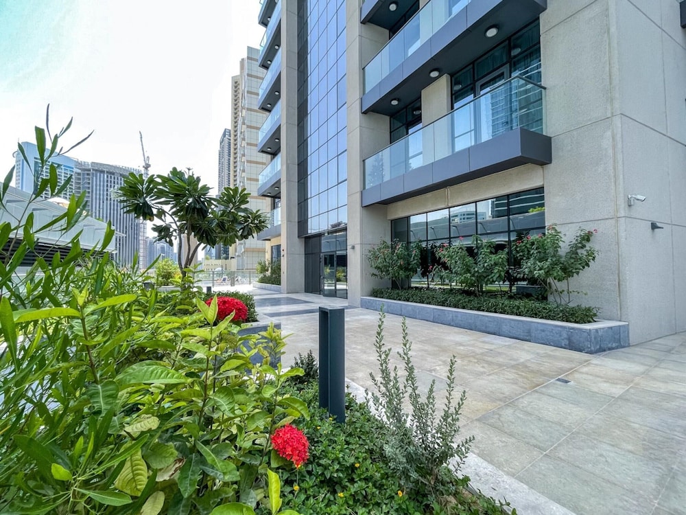 Luxe Apartments Near Dubai Mall, Burj Khalifa - Pool, Gym, & Parking