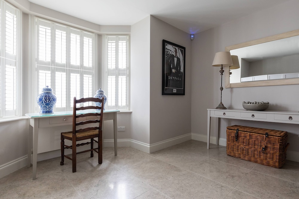 Granard Road by Onefinestay