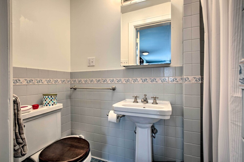 Spacious Estate w/ Courtyard: 2 Miles to Downtown!