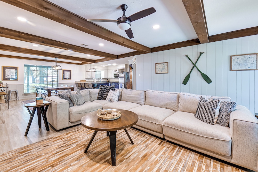 Home w/ Lake Texoma View, Game Room & Bar