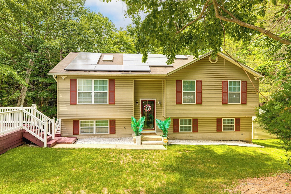 Walk to Beach: Elegant Escape in Lusby!