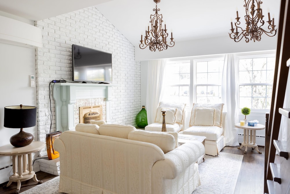 Fully Private 3 Bdrm Suite - The Winchester