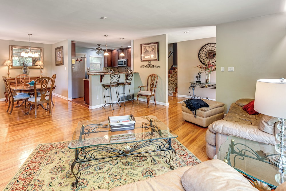 2 Mi to FSU & Famu: Home w/ Spacious Deck!