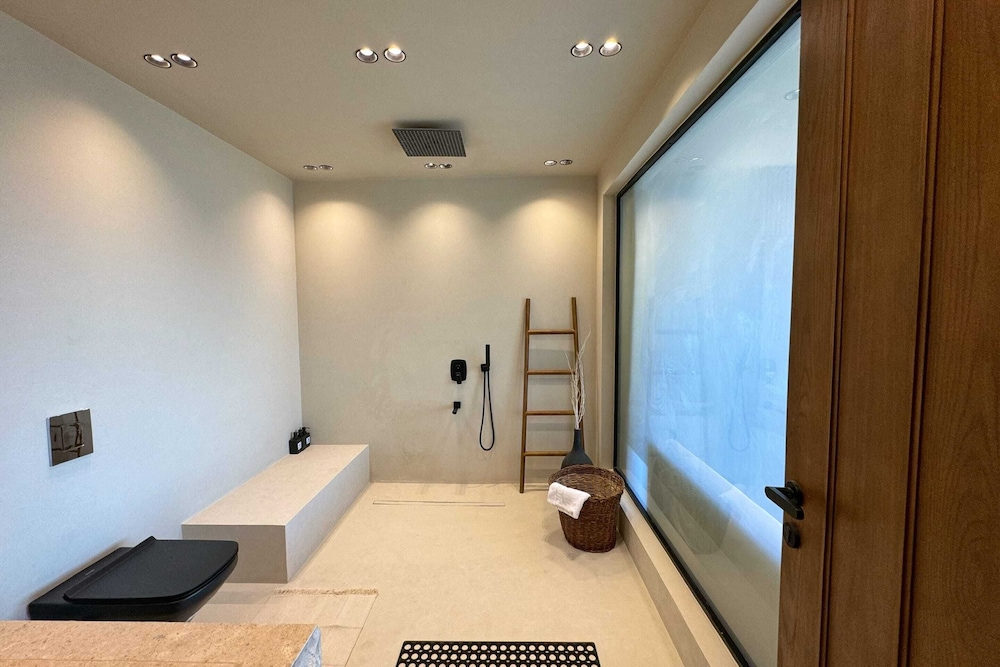 The 2 BDR Pyramids Vista w/ Bathtub