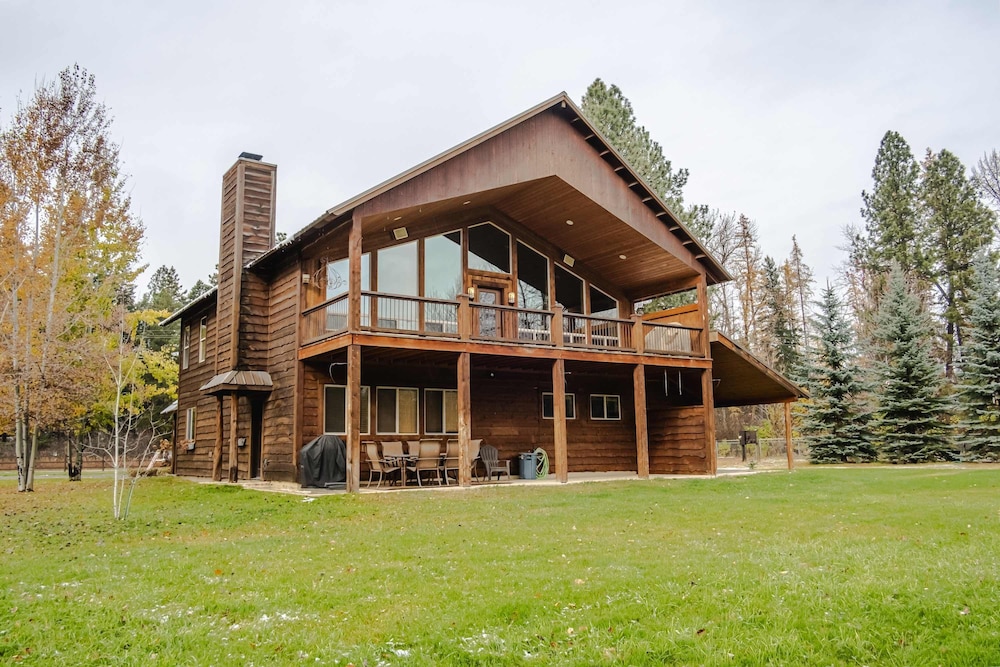 Flathead River Retreat For 15!