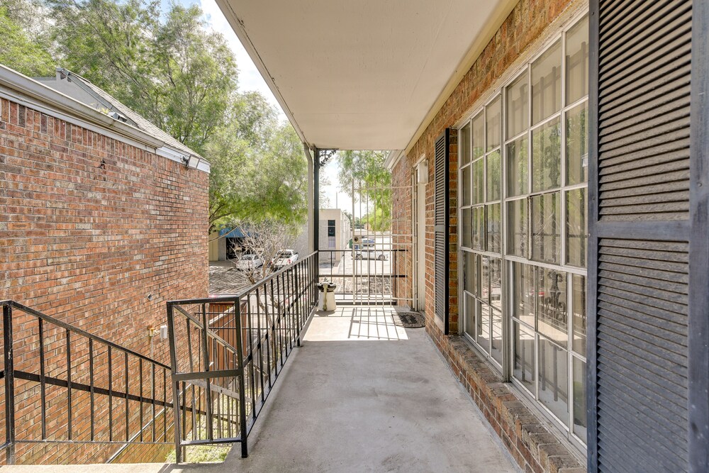 Cozy Houston Condo w/ Pool Access: Near Downtown! view 2