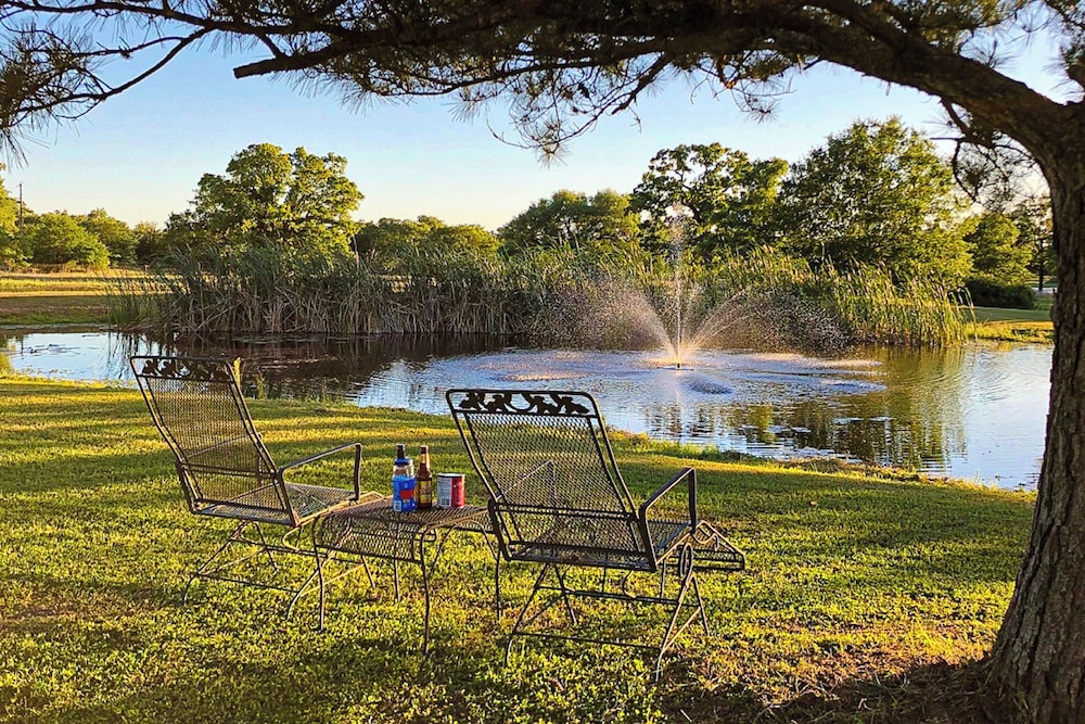 Water-view Cabin w/ Front Porch, W & D, Streaming