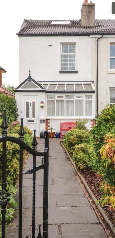 Kitty Cottage - 3 Bedroom - Warm and Welcoming - Sleeps 5 - Blackpool