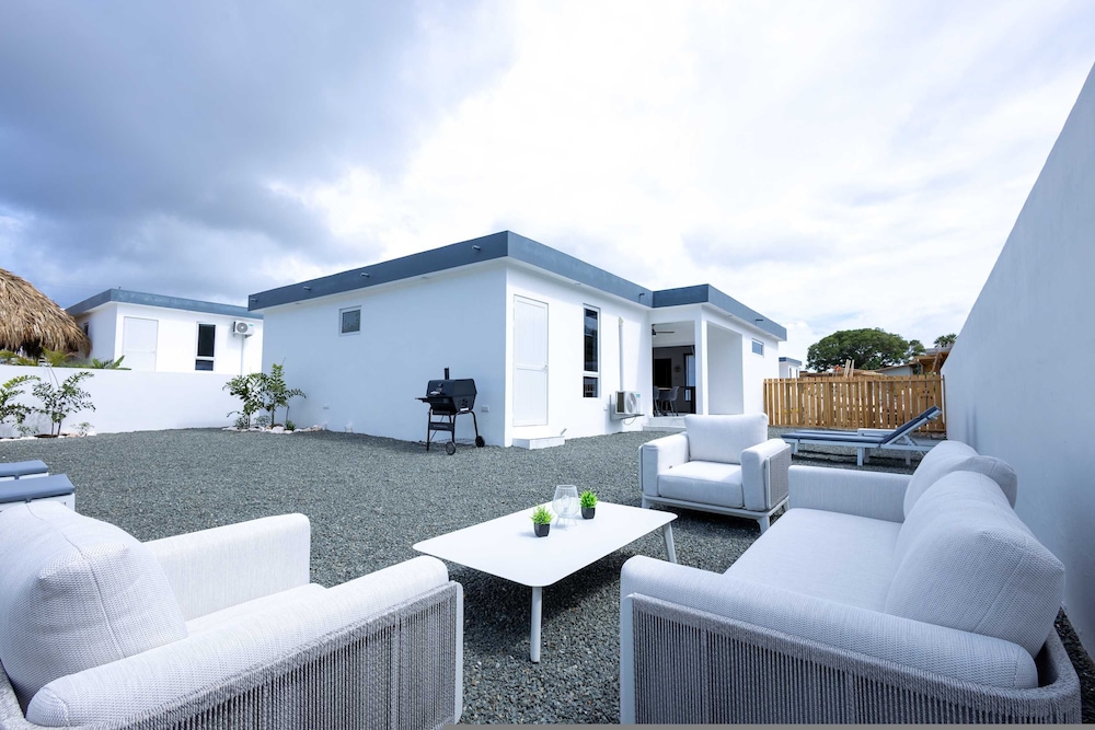 Modern Garden Villa Near Jan Thiel Mambo