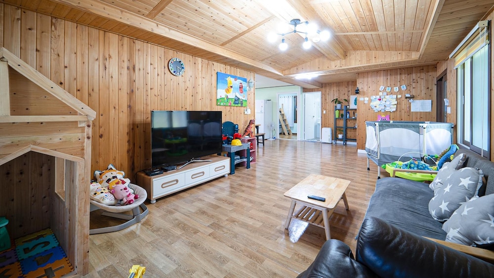 Jeju Haebaragi Pension