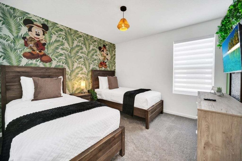 Movie Room, Pool, Theme Rooms Everything Included! 6 Bedroom Villa