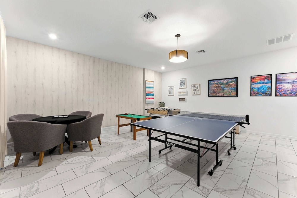 Luxury Decor 6BR at Storey Lake Sleeps 16