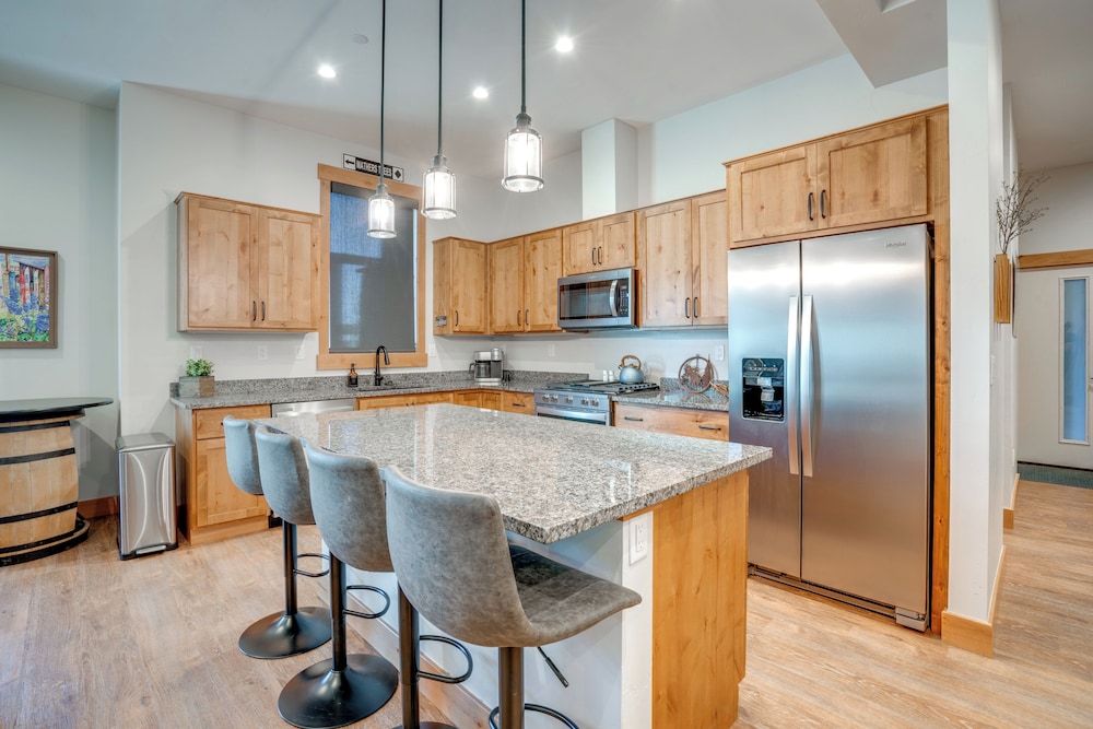 Modern Elk Creek Condo w/ Hot Tub & Heated Floors