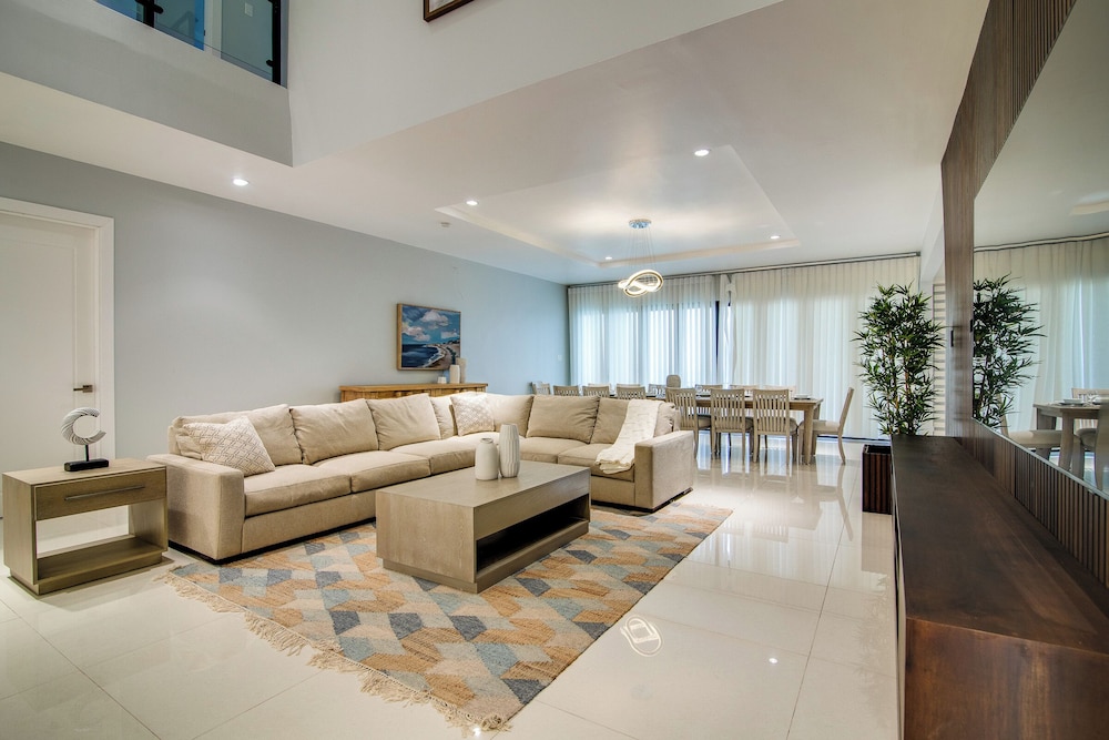 Luxury Oceanfront Villa Fully Staffed