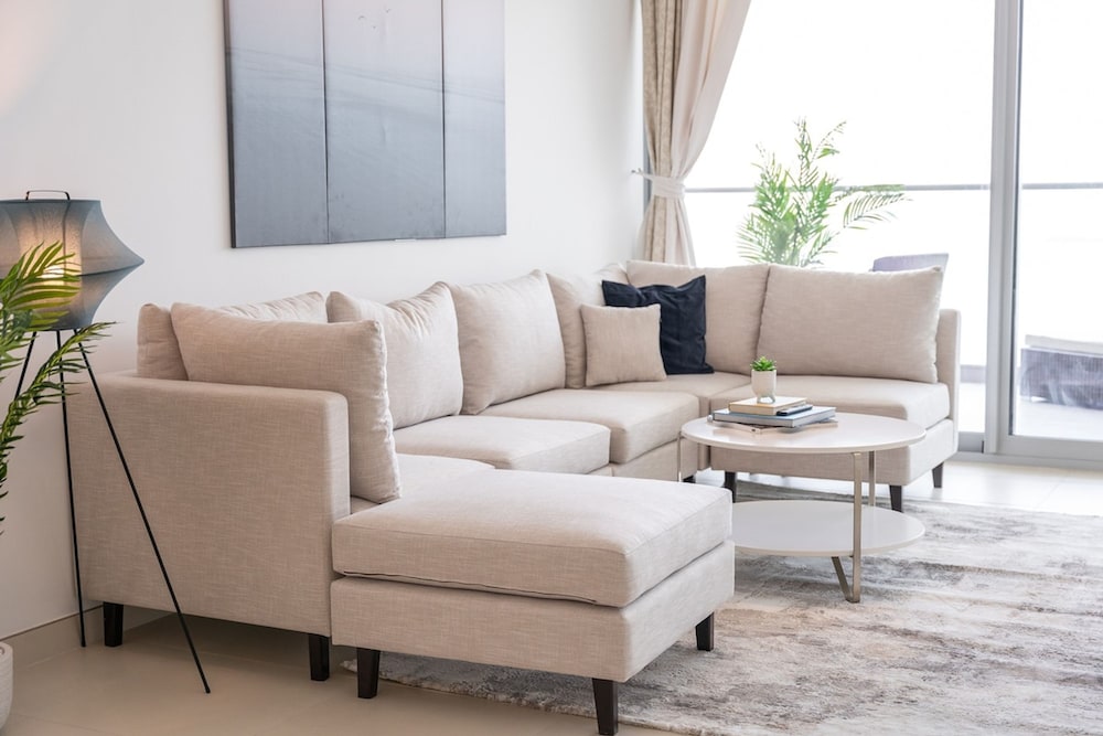 Peaceful and Airy 1-bedroom Apartment With the Palm Beach View