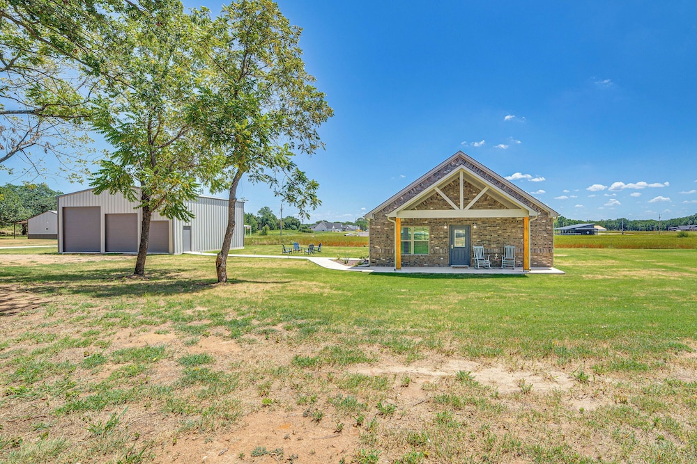 1 Mi to Lake Texoma: Expansive Outdoorsy Escape!