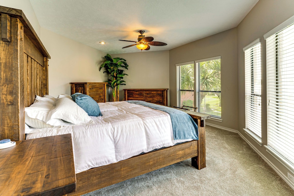 Waterfront Lake Conroe Home w/ Pool Access!