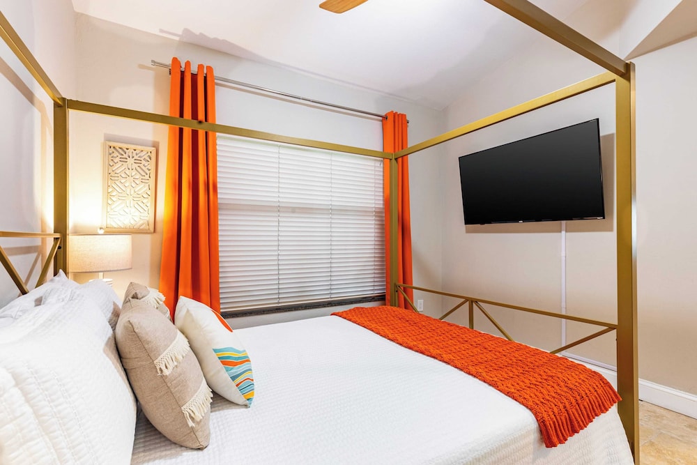 Private Pool, Firepit, Game Room Mins to Beaches + Community Amenities Casa Solara by Avantstay