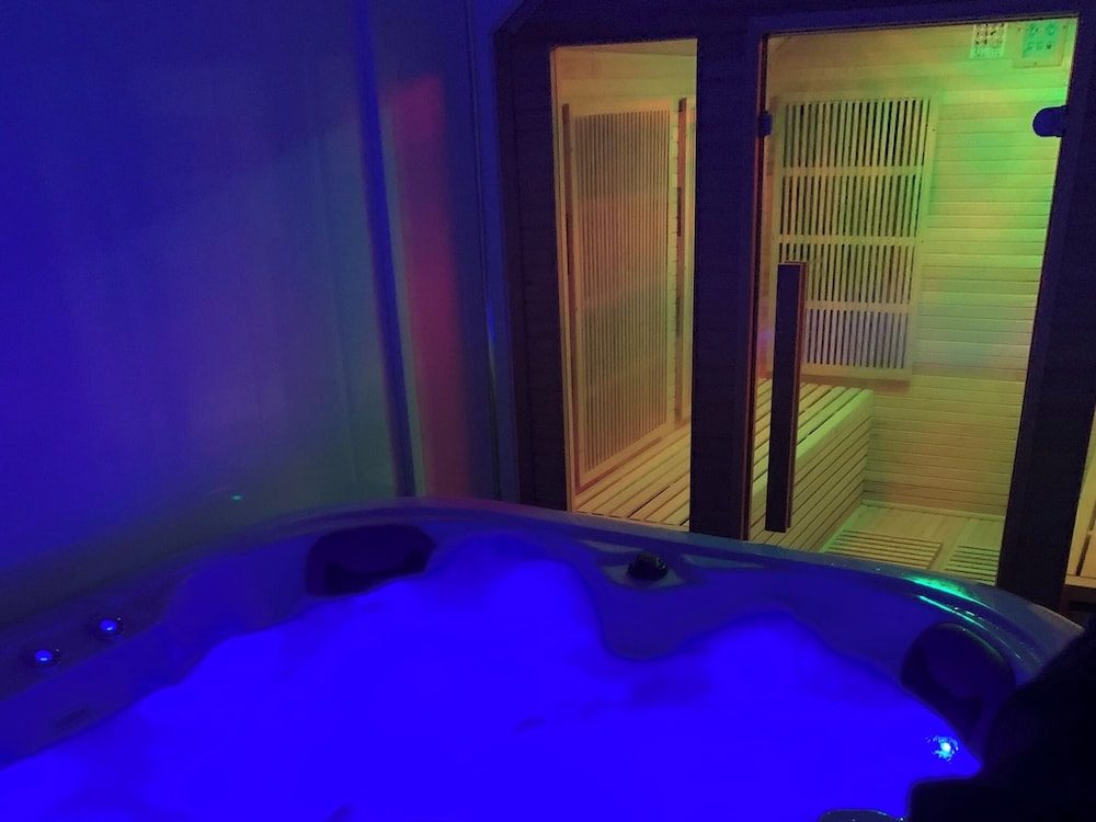 Cozy Hideaway With Hot Tub & Sauna Sleeps 7
