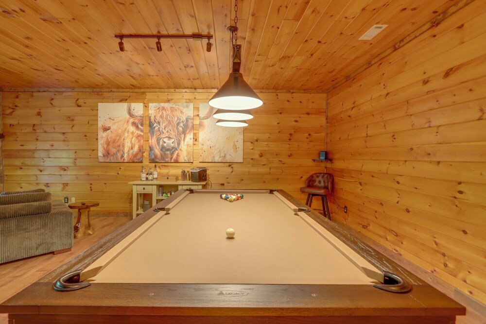 Family Friendly: Hot Tub Haven in Mineral Bluff!