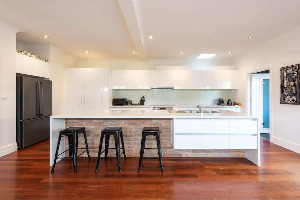 Renovated 3 Bedroom Family Home in Richmond With Parking view 4
