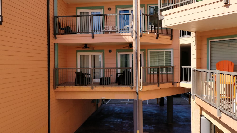 Maravilla Seawall Condos by AB Sea