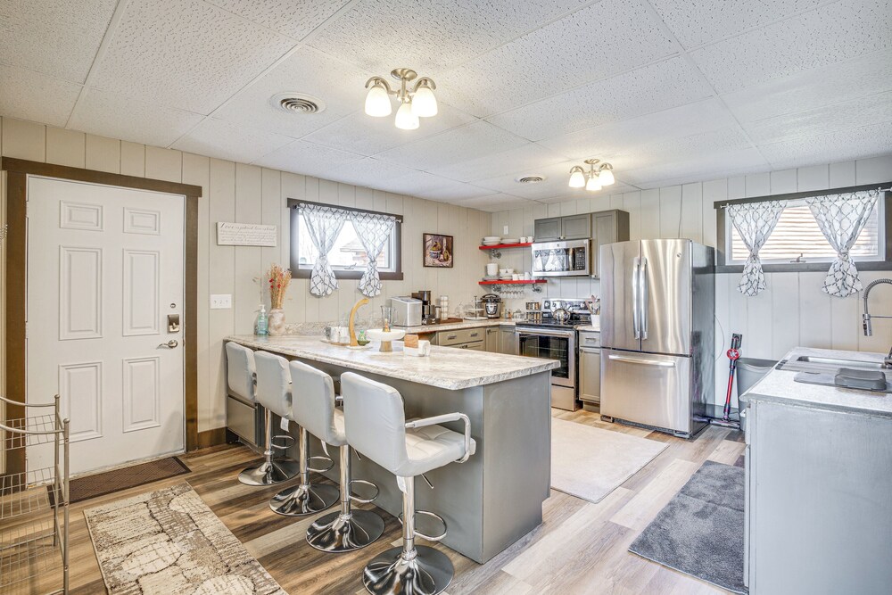 9 Mi to Shore: Home w/ Hot Tub in Howards Grove!