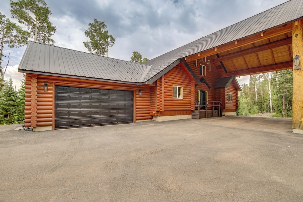 Hot Tub, Game Room! 3-story Brian Head Home