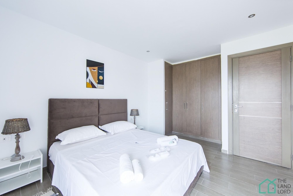 Brand new Spacious 1bd apt With City View view 4