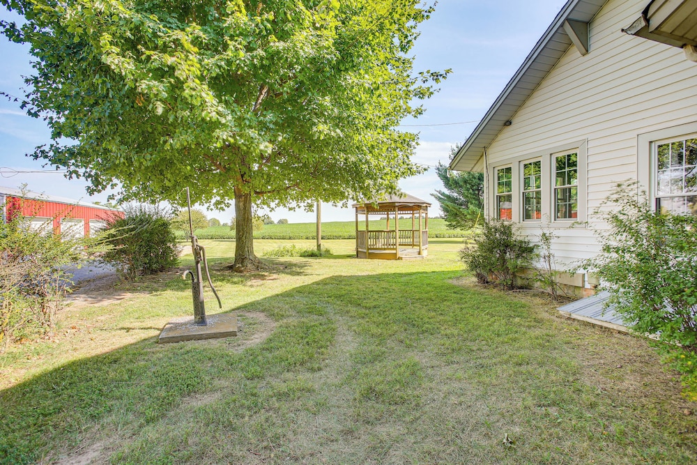 Tennessee Family Farmhouse on 2 Acres! view 3