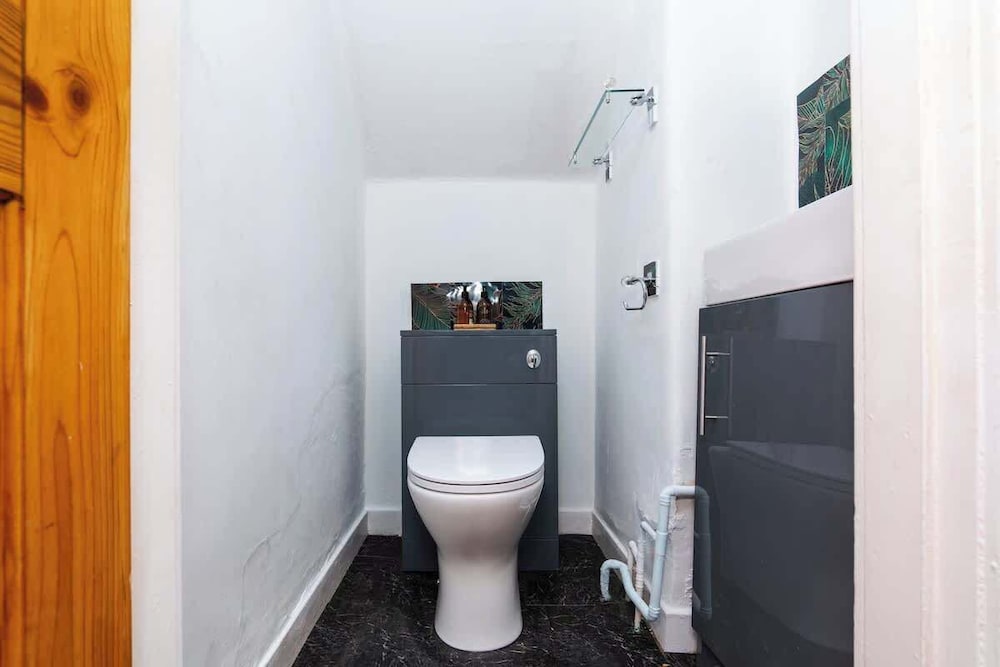 2 Bedroom House - Free Parking
