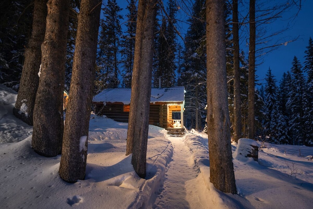 Storm Mountain Lodge Cabins & Dining