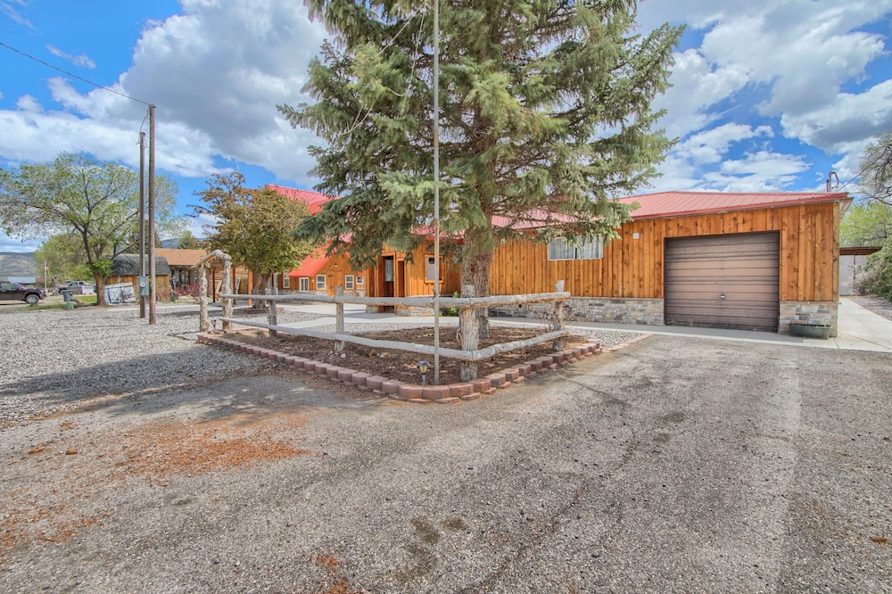 Group Getaway w/ Mtn Views: Home in Circleville!