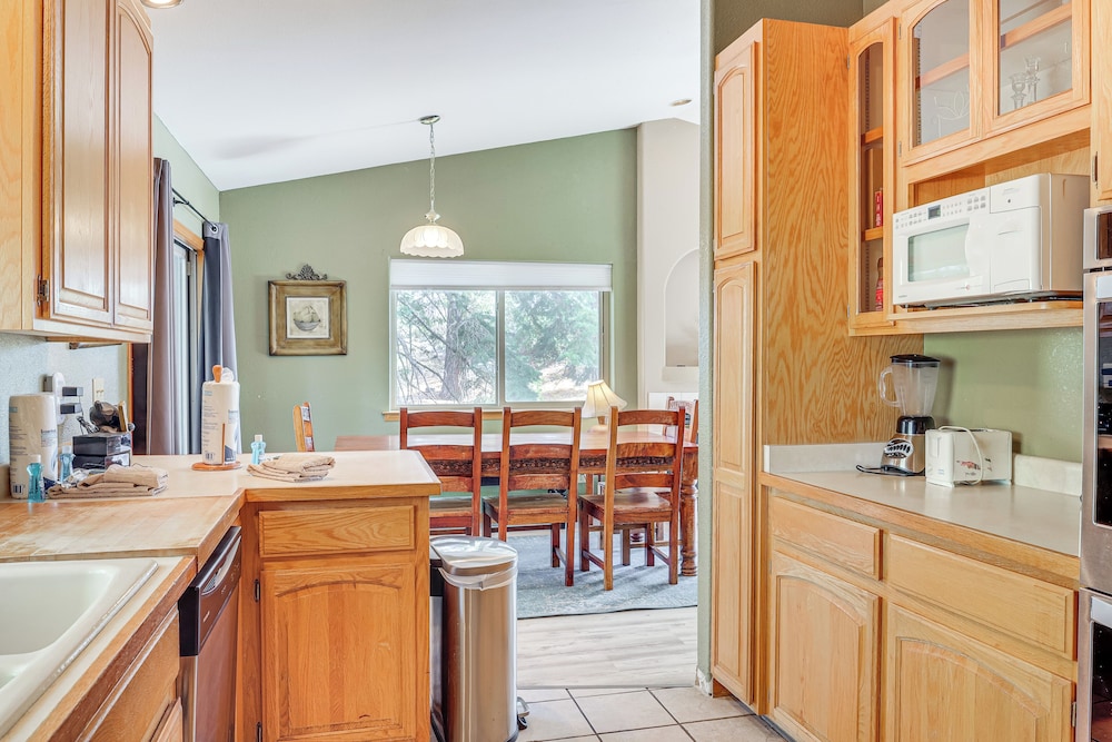 7 Mi to Beach: Home w/ Hot Tub in South Lake Tahoe