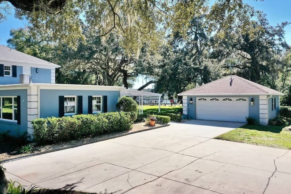 Executive 5 Bedroom Pool Home, Dade City!