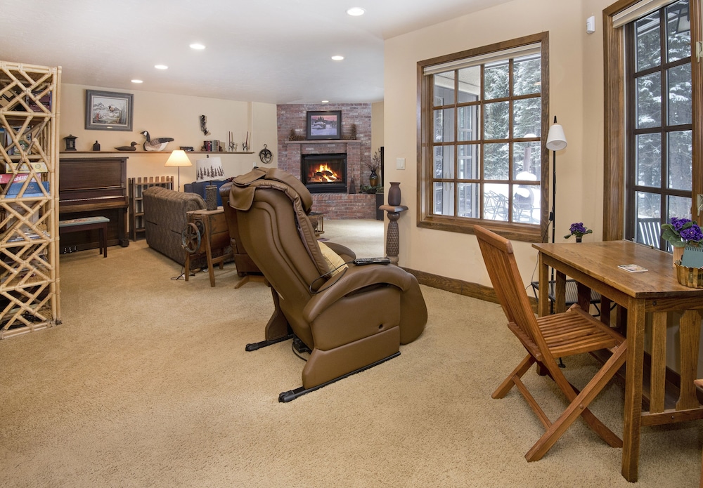 Alpine Creek #6 4 Bedroom Home by RedAwning