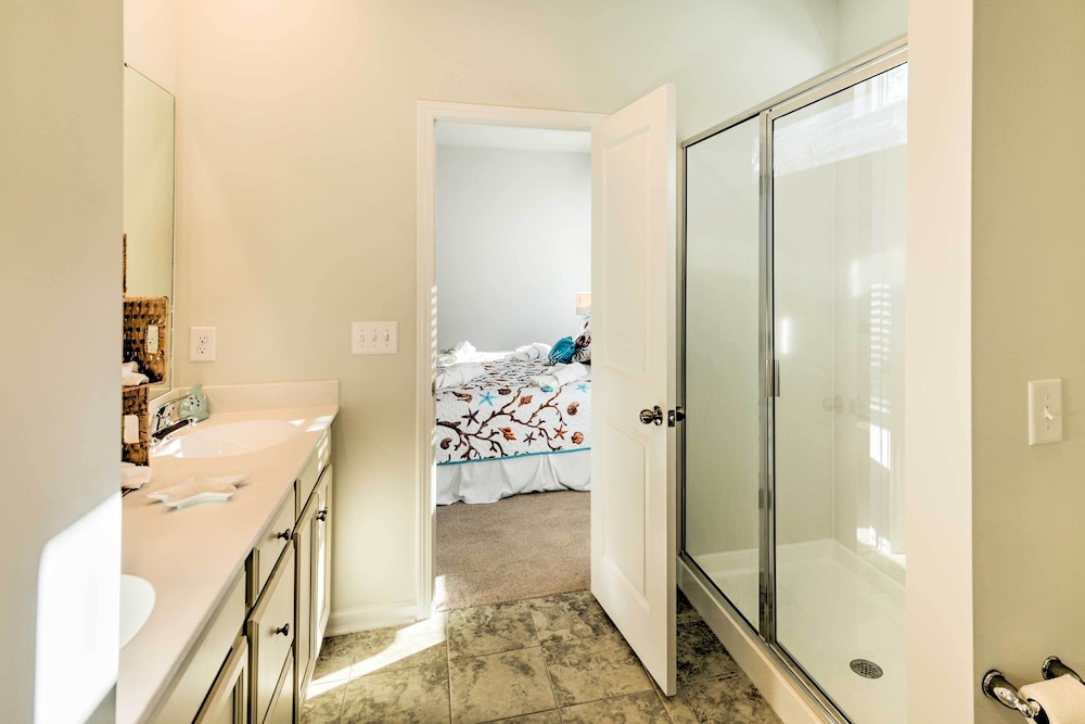Colorful Myrtle Beach House: 2 Mi to Beaches!