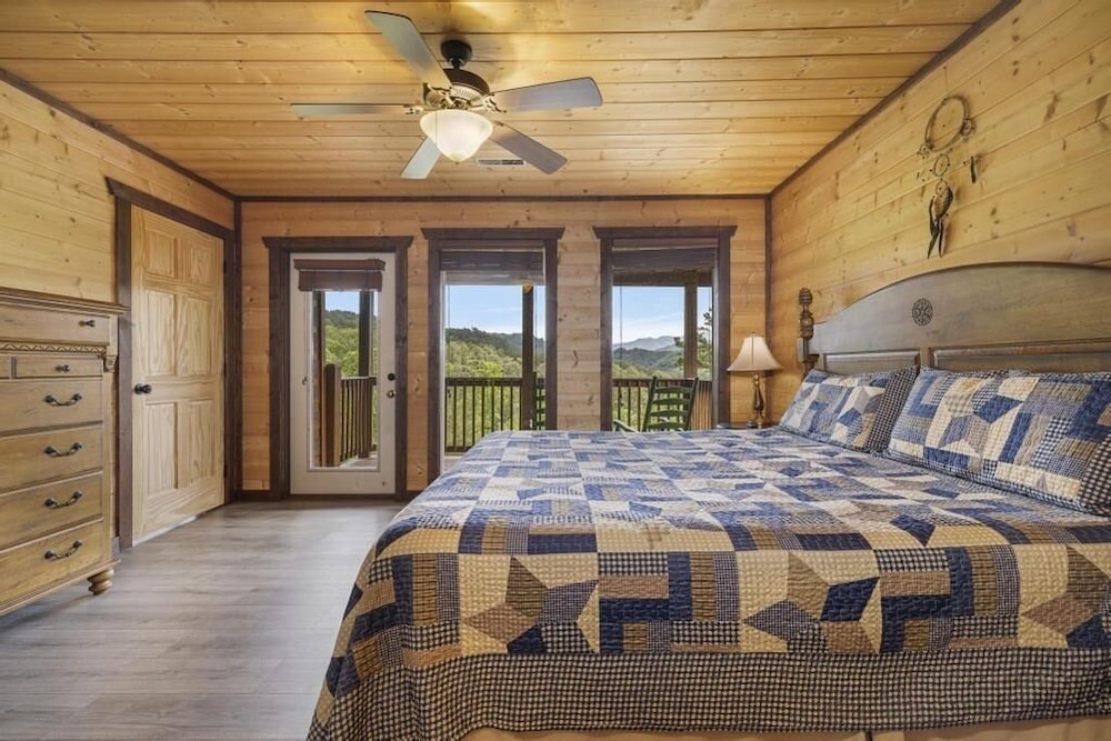 Place of the Blue Smoke - 5 Bedrooms, 5 Baths, Sleeps 16 Home by RedAwning