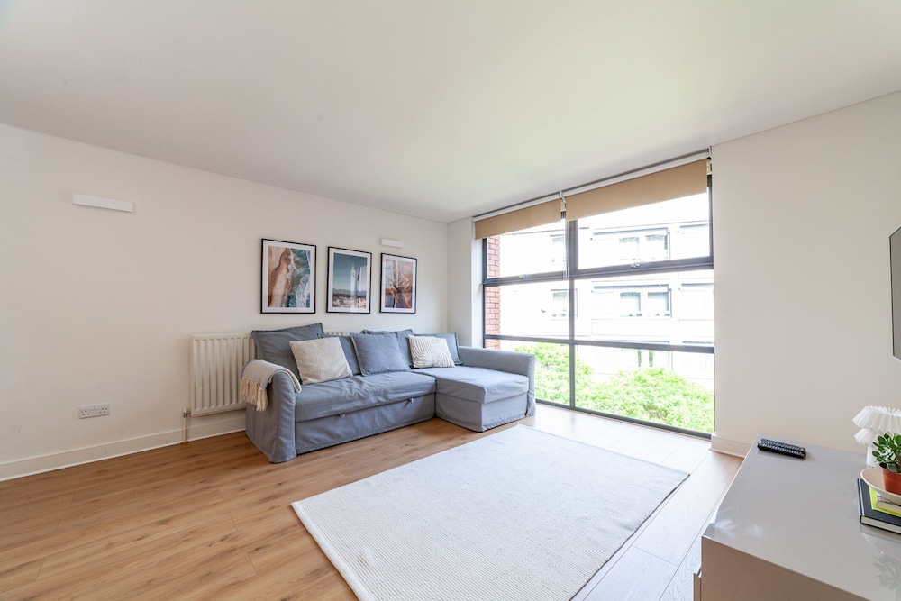 A Stylish Newly Refurbished Flat With City Access