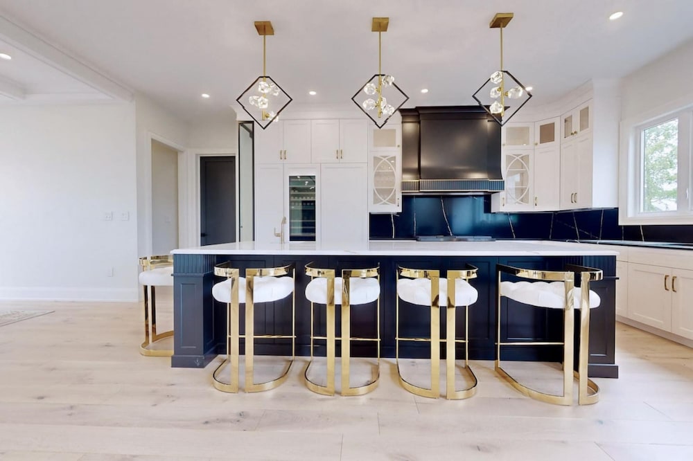 Lucky Mansion Luxury Villa in Fort Erie