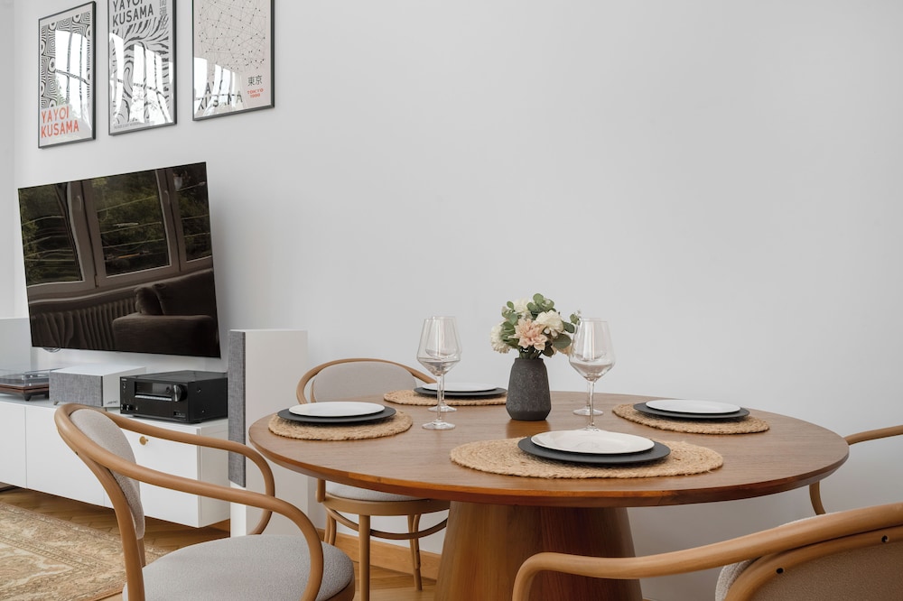 Retro Apartment in Wroclaw by Renters