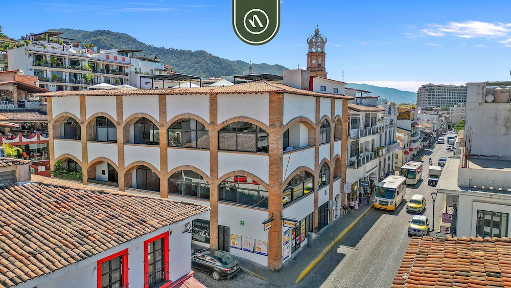 Restored Historic 2 BR Condo in Downtown - Pool