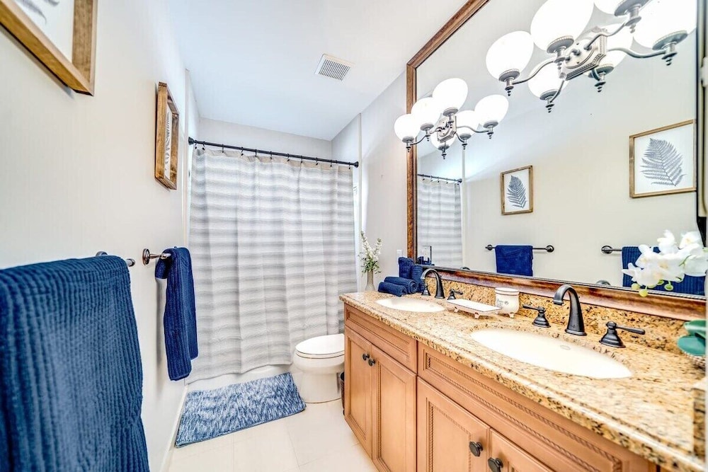5 Bedroom Luxury Home, Minutes to Las Olas, Shops & Beach