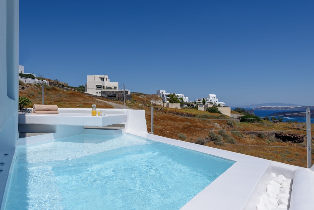 Earino Suites & Villas