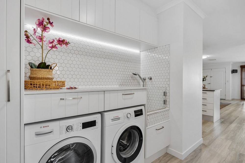 3-bed Haven With Balcony and Bbq, 5-min to Beach